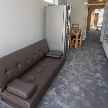 Newton Heath Apartment -750Mtrs To Beach - Spacious Ground Floor - Sleeps 6 Porthcawl Exterior photo