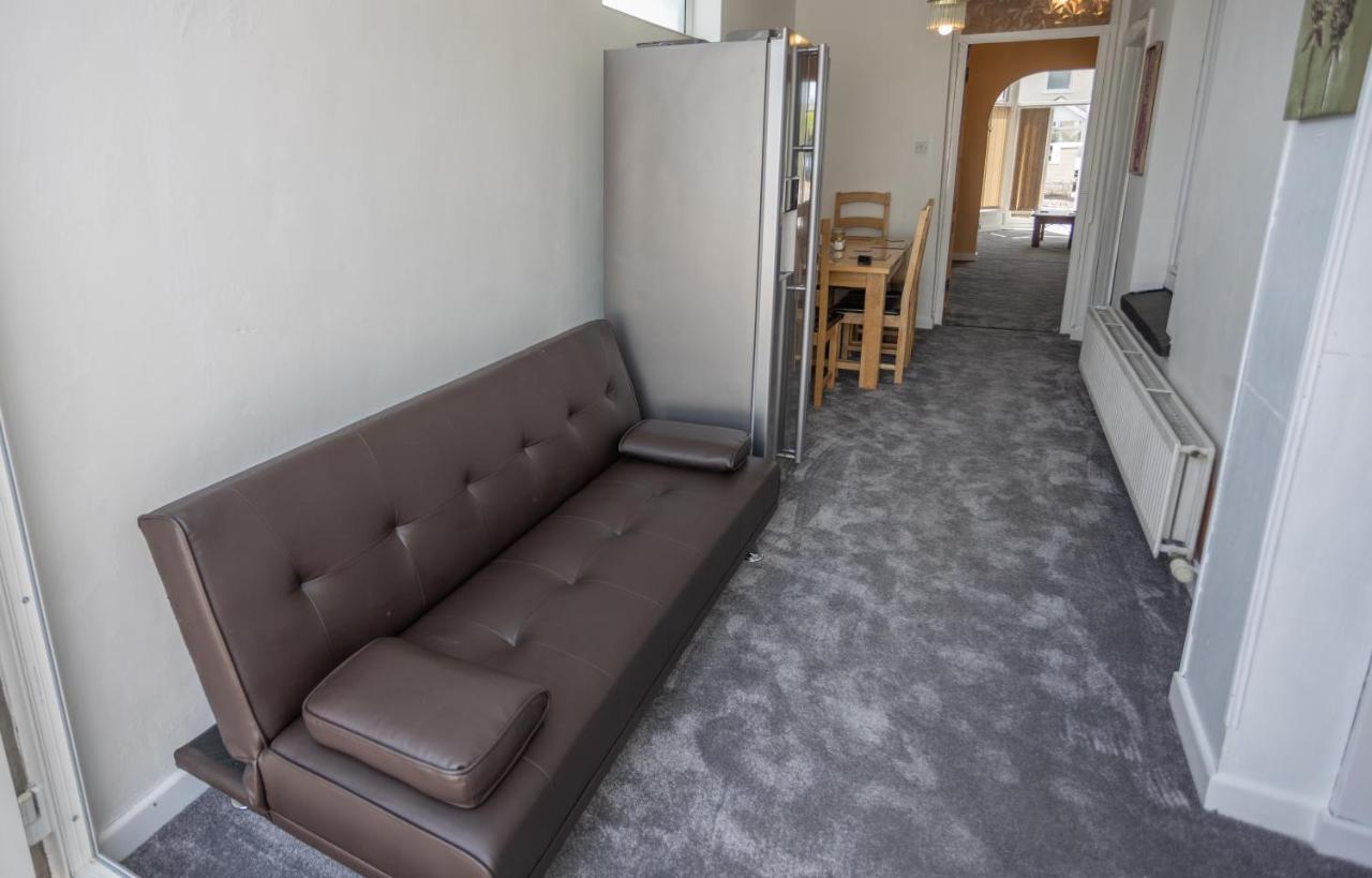 Newton Heath -750mtrs To - Spacious Ground Floor - Sleeps 6 Apartment *