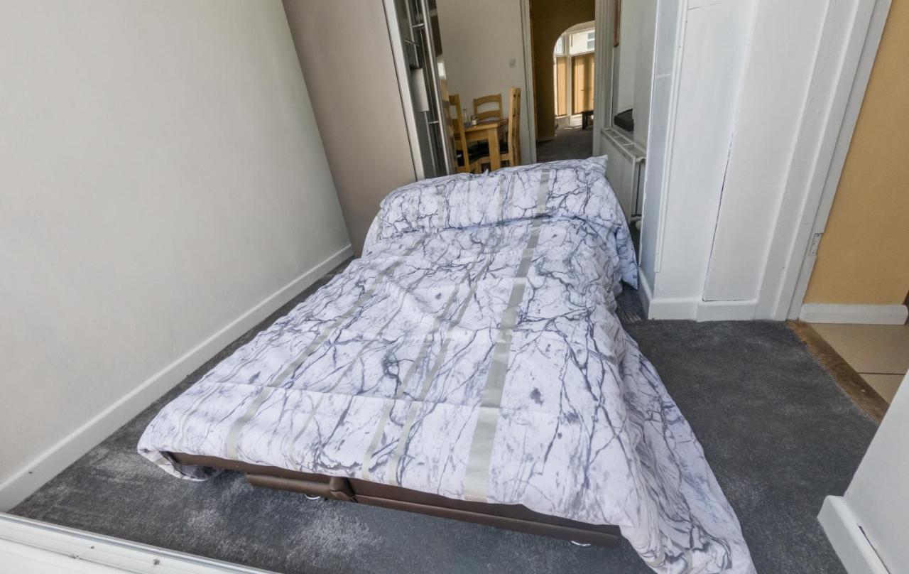 Newton Heath -750mtrs To - Spacious Ground Floor - Sleeps 6 *