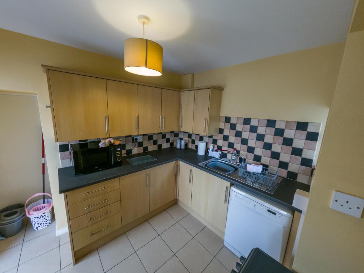 Newton Heath -750mtrs To - Spacious Ground Floor - Sleeps 6