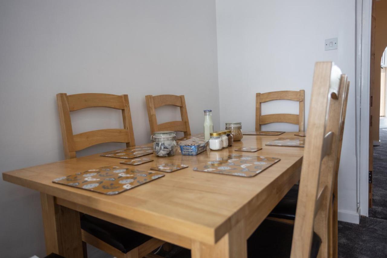Apartment Newton Heath -750mtrs To - Spacious Ground Floor - Sleeps 6